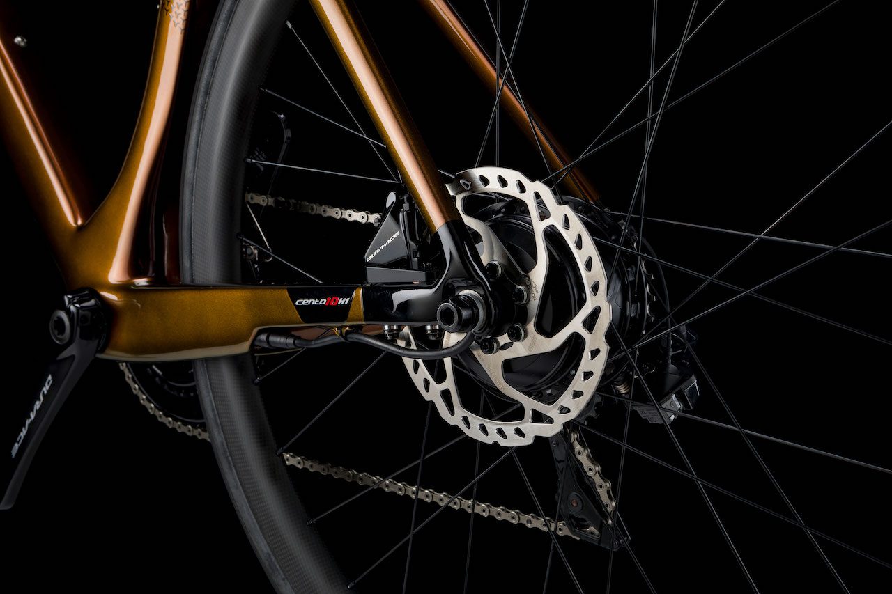 vue de trois quart arrière gauche du Wilier Cento 10 Hybrid