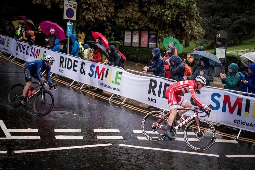 Mads Pedersen en courbe aux championnats du monde.