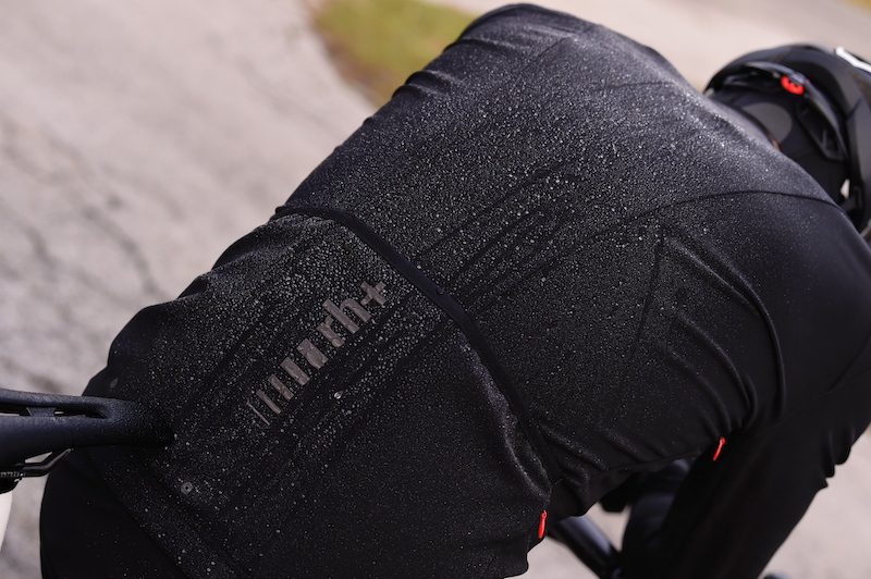 Veste Shark XTRM couverte d'eau.