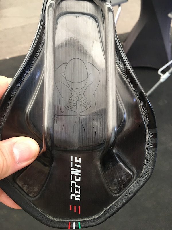 Triathlète gravé sous la selle Repente