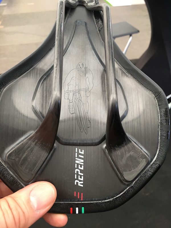 Cycliste gravé sous la selle Repente